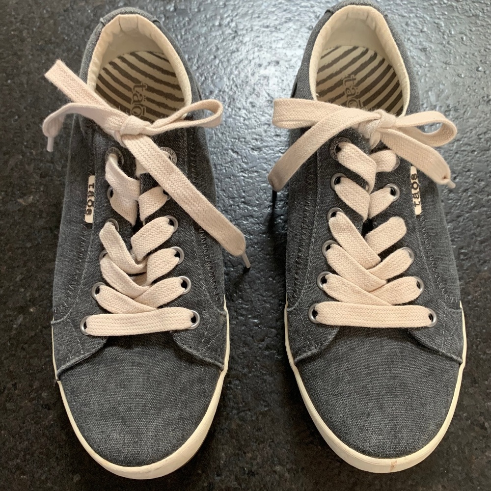 Taos Star sneakers in Charcoal 6.5 -- fits like 6